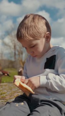Aile çeşitli yiyecek ve içeceklerle pikniğin tadını çıkarıyor.