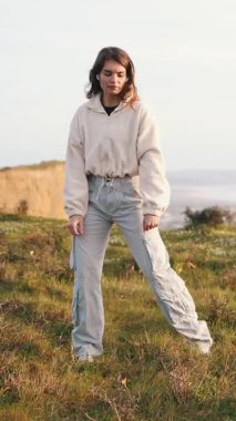 Enerjik dansçı serbest stil hareketlerini doğal ortamda sergiliyor.