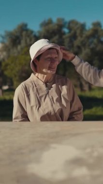 Anne ve kızı güneşli bir günde parkta birbirlerine eşlik ederek eğleniyorlar.