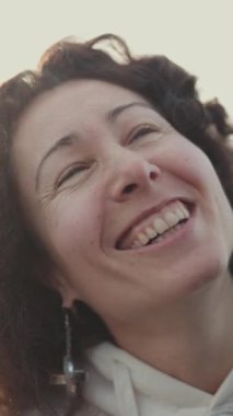 Bir çift arasında paylaşılan romantik anlar derin bir bağ ve şefkat ifade eder.