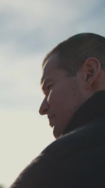 Romantik çift güneşli bir günde yürüyüş ve sohbetin tadını çıkarıyor.