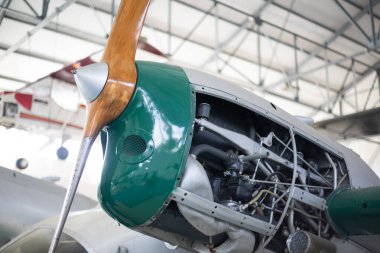 Antika uçak motoru mekanik parçalarını ve tahta pervanesini ortaya çıkarıyor.