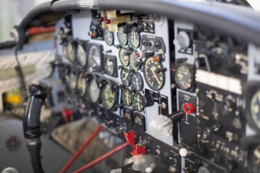 Uçak kokpiti çok sayıda gösterge, anahtar ve pilot işletim için kontrol çubuğu gösteriyor.