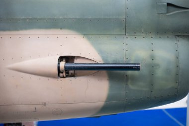 Askeri uçak tarafı savunma için makineli tüfek ya da top gösteriyor.