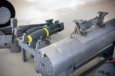 Bombalar ve roketatar da dahil olmak üzere askeri teçhizat