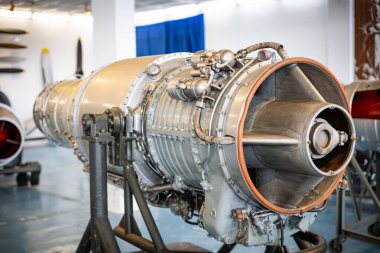 Uzay turbofan motoru ekranda, karmaşık mekanik detayları ve güç üretimini gösteriyor