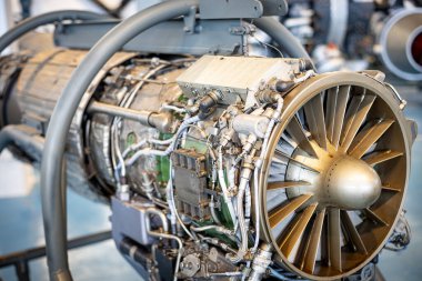 Karmaşık bileşenleri ve kablo bağlantıları olan karmaşık bir jet uçak motorunun yakın çekimi