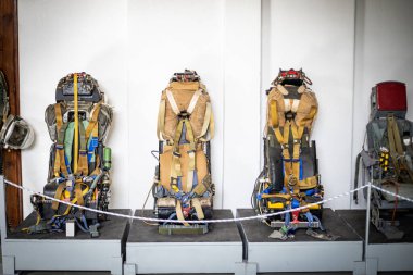 Fırlatma koltukları gösterimde havacılık mühendisliği ve pilot güvenlik ekipmanları