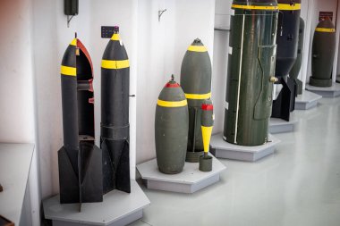 Kesici bombalar ve diğer mühimmatlar sergilenmekte, askeri silahların tarihini sergiliyorlar.