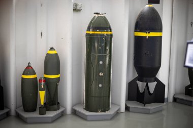 Hava savaşı ve savunma teknolojisini temsil eden çeşitli büyük askeri bombalar.