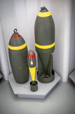 Gösteri platformunda duran üç hareketsiz askeri eğitim bombası.