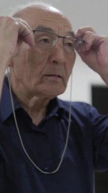 Gözlüklü, gözlüklü kıdemli adam.