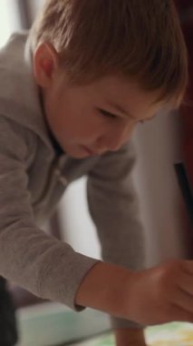 Çocuk yaratıcı ifadelerden, yerde resim yapmaktan hoşlanıyor.