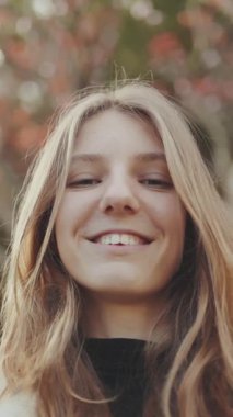 Neşeli genç bir kadının portresi, doğal bir ortamda pozitifliğini ve neşesini ifade ediyor.