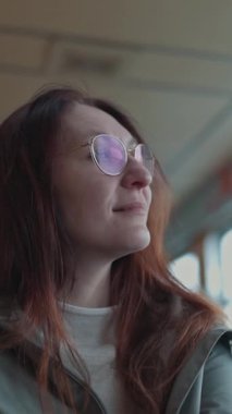 Yolcu toplu taşımada huzurlu bir yolculuğun keyfini çıkarıyor