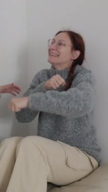 Anne ve oğul birlikte müzik ve dans ederek aile bağlarını kuvvetlendiriyor.