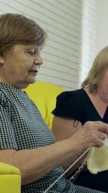 Eliptik eğitmen üzerinde egzersiz yapan yaşlı kadın, sağlık ve aktif yaşam tarzını destekliyor