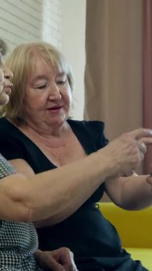 Yaşlı bir kadın yatak odasında eliptik makine üzerinde egzersiz yapıyor.