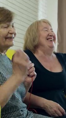 Yatak odasında eliptik makine üzerinde egzersiz yapan yaşlı bir kadın.