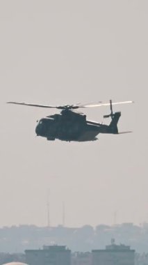 Şehrin üzerinde uçan askeri helikopter.
