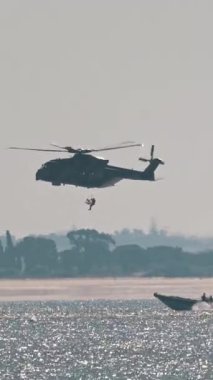 Askeri helikopter eğitim sırasında askerleri sürat teknesine indirdi