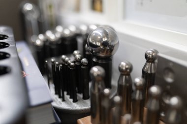 Profesyonel bir atölyede mücevher yapımında kullanılan metal süsleme araçları