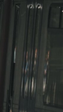 Metro treni yolcularla birlikte geçiyor.