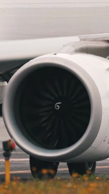 Jet motoru bir havaalanı pistinde ısı sisi yayıyor.