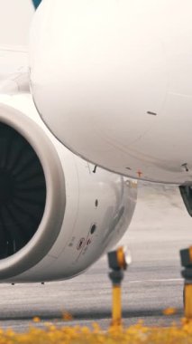 Bir havaalanı pistinde vergilendirilirken çalışan yolcu uçağı motoru
