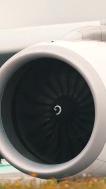 Uçak motoru yerde test ediliyor, sıcak hava ve su buharı püskürtülüyor.