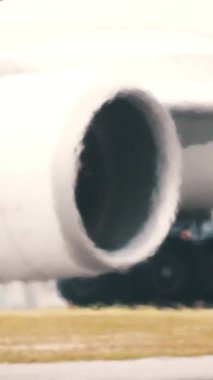 Beyaz yolcu uçağı piste iniyor.