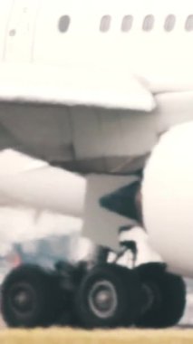 Kanat altındaki jet motoru havalimanı pistinde çekiliyor