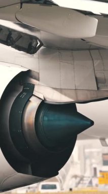 Havaalanı pistinde büyük bir yolcu uçağı motoru ve kanadının görüntüsünü kapat.