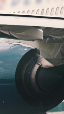 Havaalanı pistine inerken yolcu uçağı motoru ve iniş takımlarının görüntülerini kapatın.