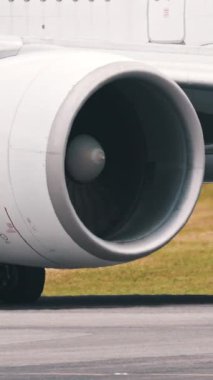 Havaalanı pistinde taksicilik yapan büyük bir yolcu uçağının jet motoru.