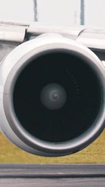 Uçak motoru ve iniş takımlarının pistte taksicilik görüntülerini kapatın.