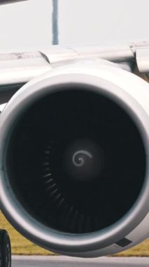 Uçak pistte uçarken kanat esniyor.