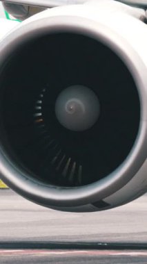 Pistte büyük bir yolcu uçağı motoru ve iniş takımının görüntüsünü kapatın.