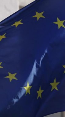 Avrupa Birliği bayrağı bir binaya dalgalanıyor