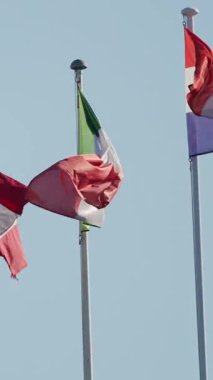 Avrupa Birliği, İtalya, Avusturya ve Hollanda 'nın bayrakları rüzgarda sallanıyor