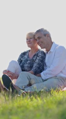 Yaşlı bir çift parkta dinleniyor.