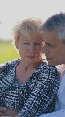 Yaşlı çift doğada huzurlu bir anın tadını çıkarıyor.