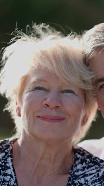 Yaşlı çift dışarıda eğleniyor.