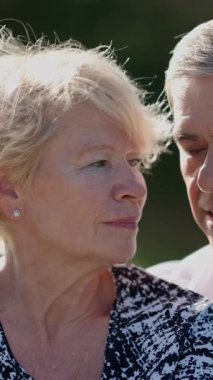 Huzurlu bir doğa ortamında birbirine eşlik eden yaşlı bir çift.