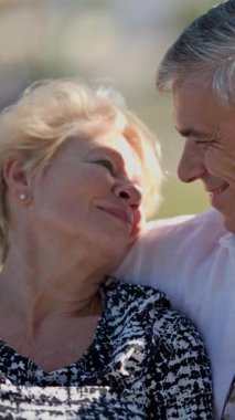 Yaşlı bir çift parktaki bankta eğleniyor.