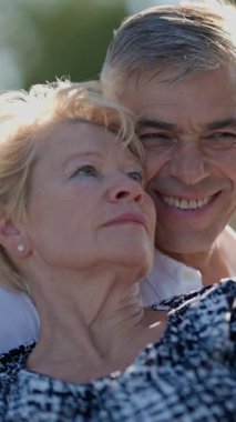 Sevecen yaşlı çift parkta barışçıl bir anın tadını çıkarıyor.