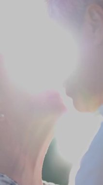 Son sınıf çifti doğada romantik bir anın tadını çıkarıyor.