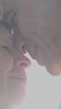 Yaşlı çift, özel aşk ve sevgi anlarını paylaşıyor.