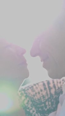 Sevecen, emekli bir çift doğada romantik bir günün tadını çıkarıyor, aşkı ve mutluluğu ifade ediyorlar.