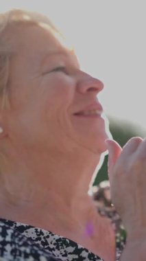 Yaşlı çift dışarıda romantik bir anın tadını çıkarıyor.